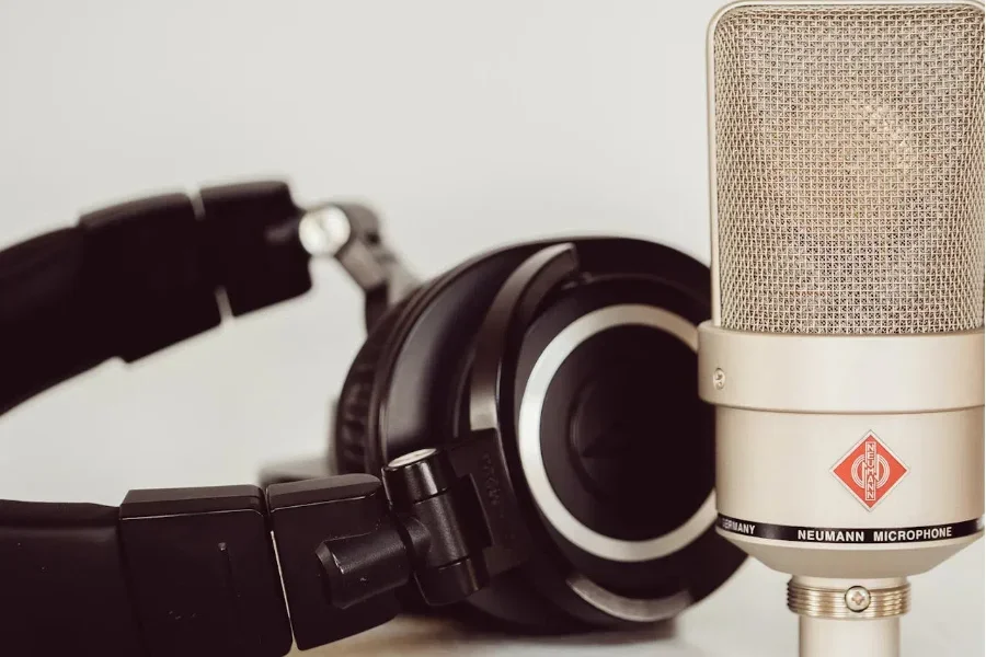 Mic và tai nghe được đặt cạnh nhau