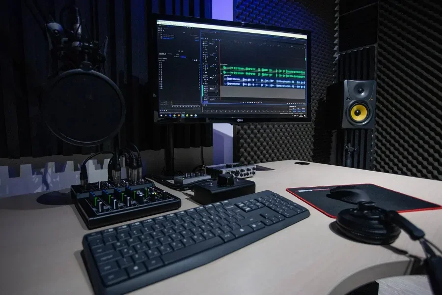Màn hình và phụ kiện được dùng trong podcast