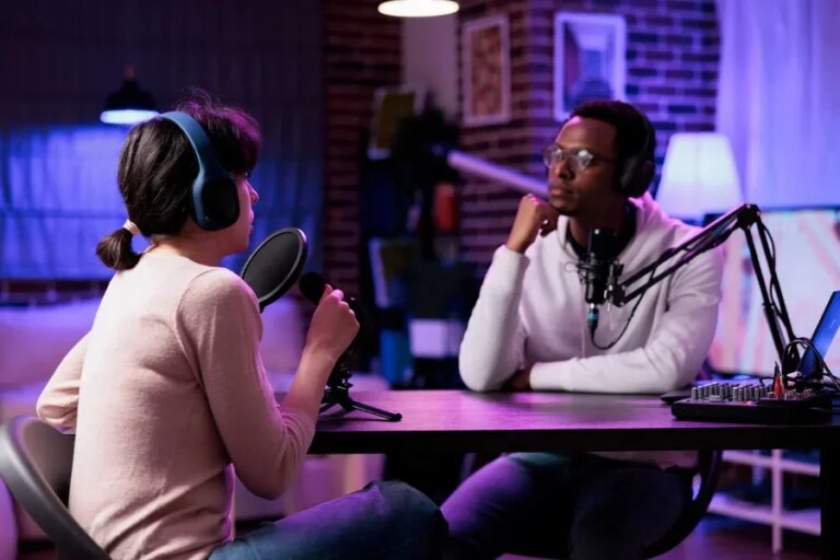 Hai người nói chuyện trong một podcast
